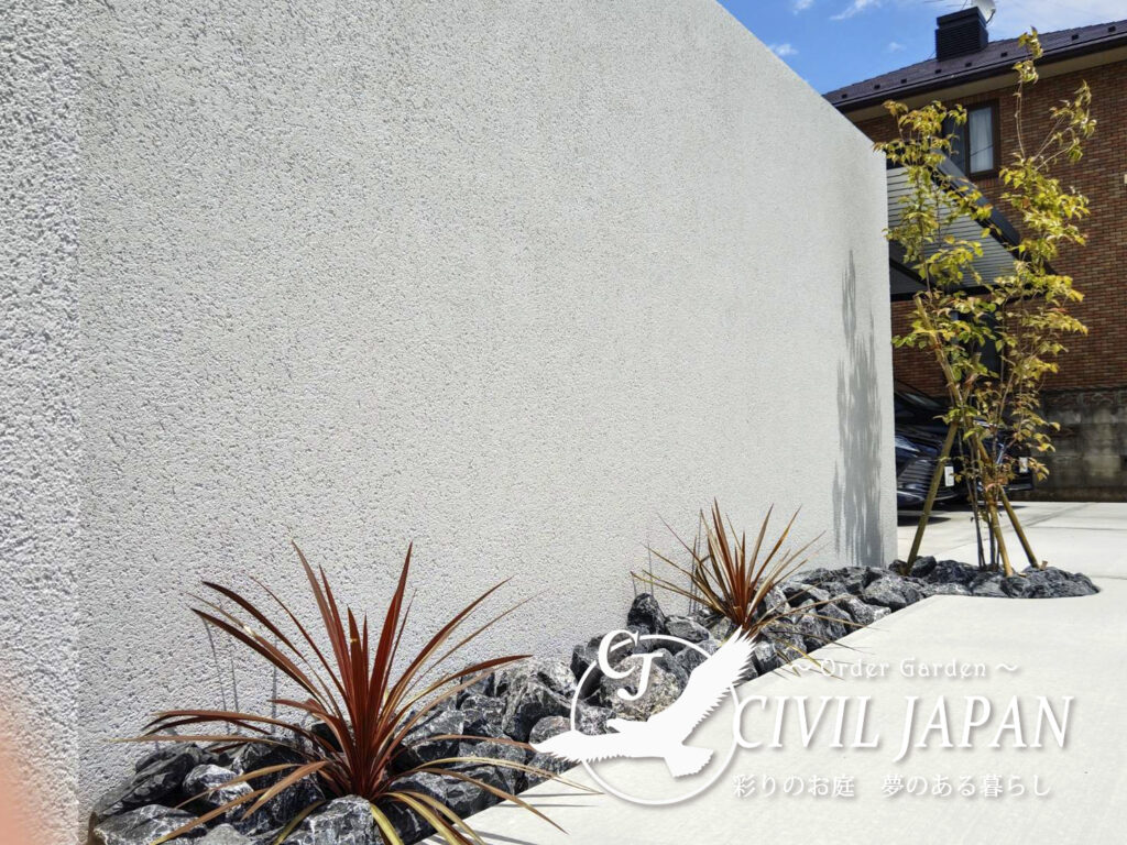 完成　グランドアートウォール　置石　コルジリネ　ヤマボウシ