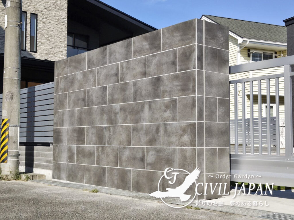 完成　グランドアートウォールタイル貼り